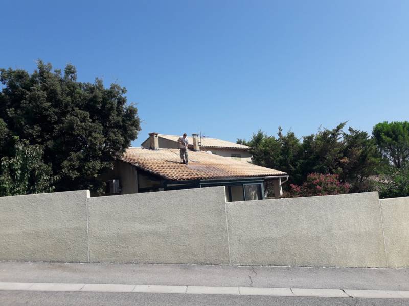 Nettoyage des tuiles avec un produit professionnel à BOURG SAINT ANDEOL 07700