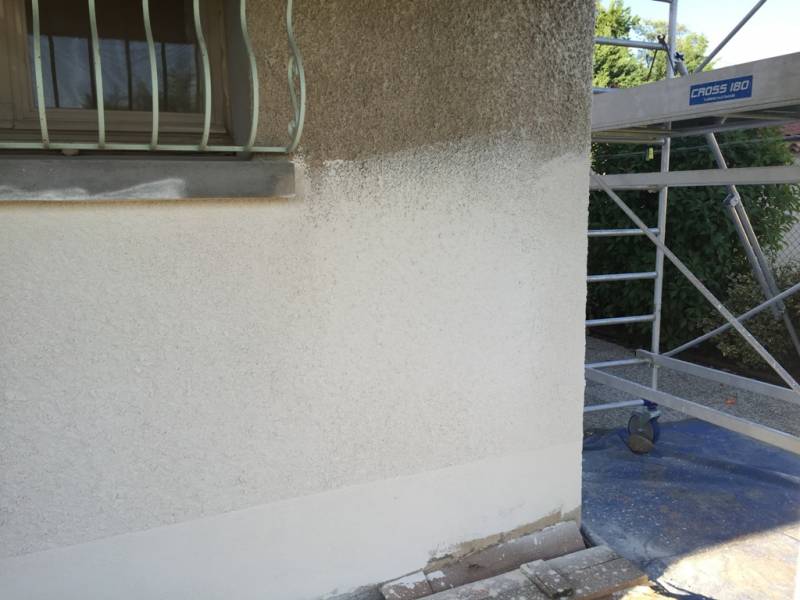 Comment nettoyer une façade noircie à La Voulte sur Rhône 07800 d'une maison des années 80