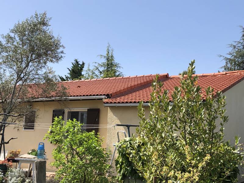 Comment nettoyer ses tuiles en terre cuite à Aubenas 07200?