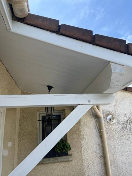 Quelle entreprise pose l'habillage en PVC sur passe de toit en bois à Aubenas?