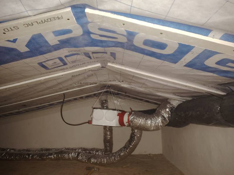 Installation d'une VMC simple flux lors de l'isolation par l'extérieur d'une maison à Montélimar 26200